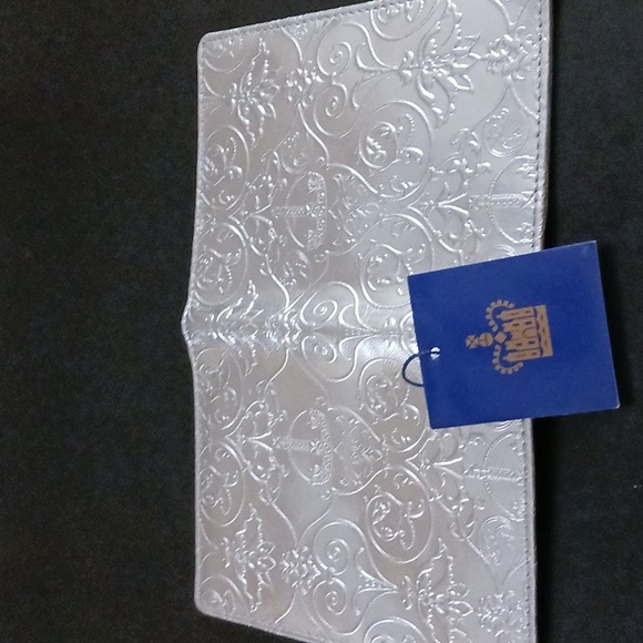 Silver Leathe passport and card holder fit for QUEEN enbossed 90's - Picture 5 of 6